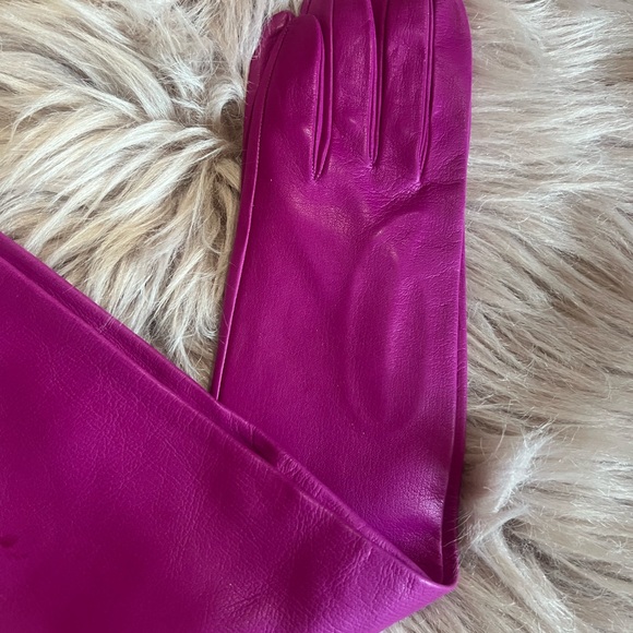 Fuchsia long leather gloves. - Picture 5 of 5
